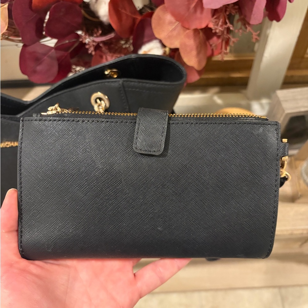 Michael Kors Wallet with Handstrap - Picture 3 of 4
